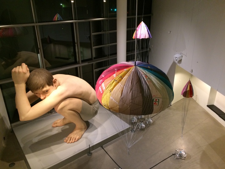 有记者表示奥胡斯美术馆馆藏的澳大利亚艺术家穆克的雕塑因为有了林岚的“降落伞”而不孤单了
