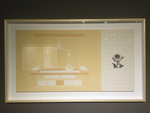 关于二战题材的作品《记忆重量》，菊花是日本天皇特有的象征，画面右部的红色颜料点也象征着鲜血
