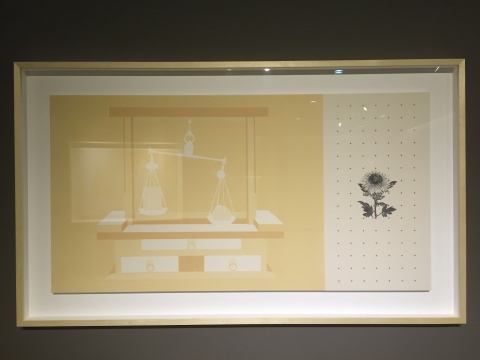 关于二战题材的作品《记忆重量》,菊花是日本天皇特有的象征,画面右部的红色颜料点也象征着鲜血
关于二战题材的作品《记忆重量》,菊花是日本天皇特有的象征,画面右部的红色颜料点也象征着鲜血