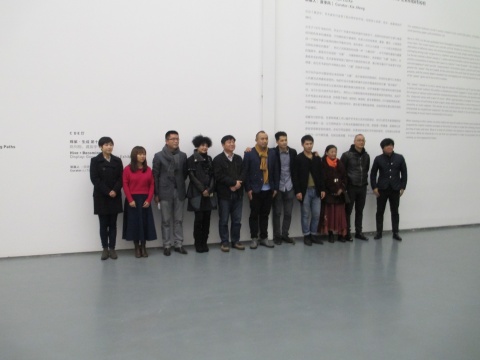 蜂巢当代艺术中心三位青年艺术家刘可、袁泽强、龚辰宇个展开幕现场嘉宾及艺术家合影
蜂巢当代艺术中心三位青年艺术家刘可、袁泽强、龚辰宇个展开幕现场嘉宾及艺术家合影