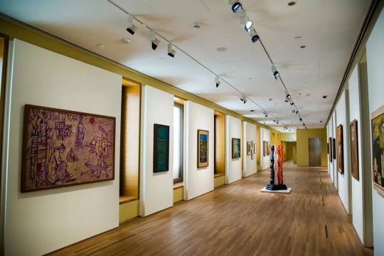 展览“在宣言与梦想之间:19世纪以来的东南亚艺术”现场,位于美术馆的UOB Southeast Asia Gallery 展览“在宣言与梦想之间:19世纪以来的东南亚艺术”现场,位于美术馆的UOB Southeast Asia Gallery