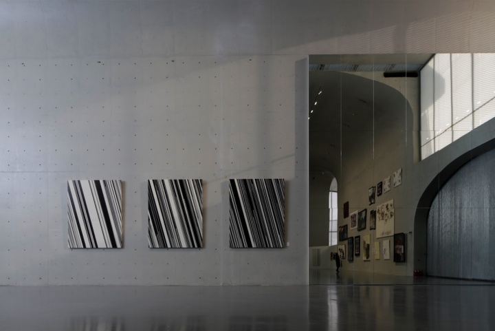 龙美术馆一层主展厅，展览的第一部分将问题聚焦在“抽象”上，大面积使用的镜子让“并置”在观看中发挥出最大的效用
