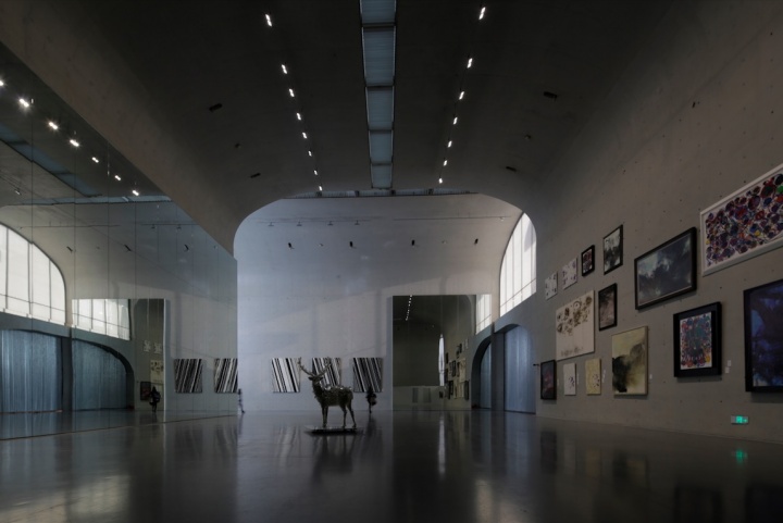 龙美术馆一层主展厅，展览的第一部分将问题聚焦在“抽象”上
