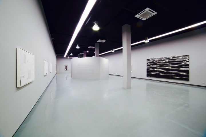 2015年9月,玉衡艺术中心推出展览“四维向度”,展览的空间依据作品需求重新分割搭建
2015年9月,玉衡艺术中心推出展览“四维向度”,展览的空间依据作品需求重新分割搭建
