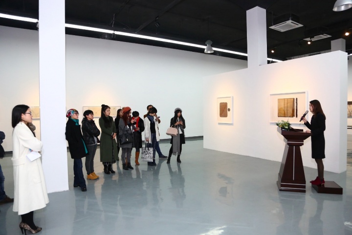 策展人孙欣在展览开幕上发言 策展人孙欣在展览开幕上发言