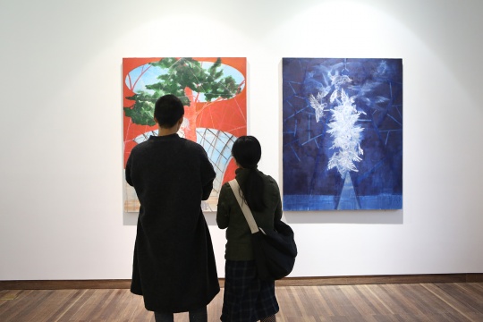 位于展厅核心位置的两件“穹顶之下“系列作品 颜色的反差及画面的语言都在与这个空间在对话
位于展厅核心位置的两件“穹顶之下“系列作品 颜色的反差及画面的语言都在与这个空间在对话