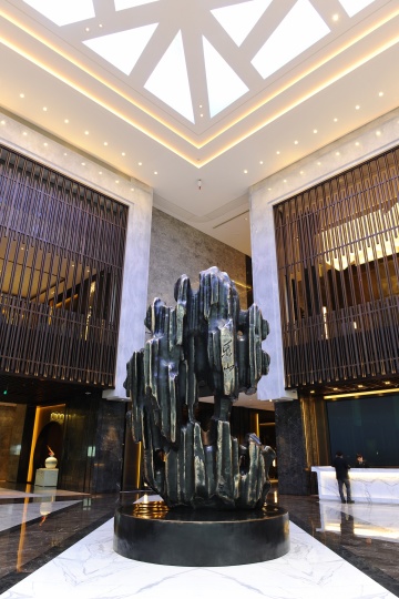 曾梵志大型雕塑作品《乐山》位于酒店大堂入口处，取开门见山之意

