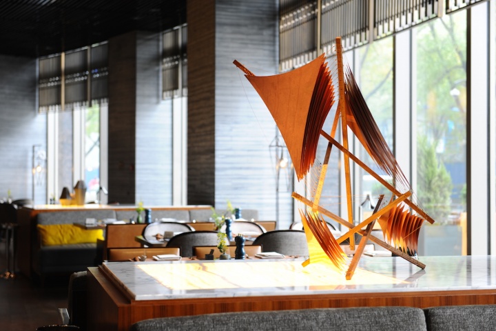 悦尚全日制餐厅中艺术家车飞的作品《帆》，现代设计与古代因素集于一身
