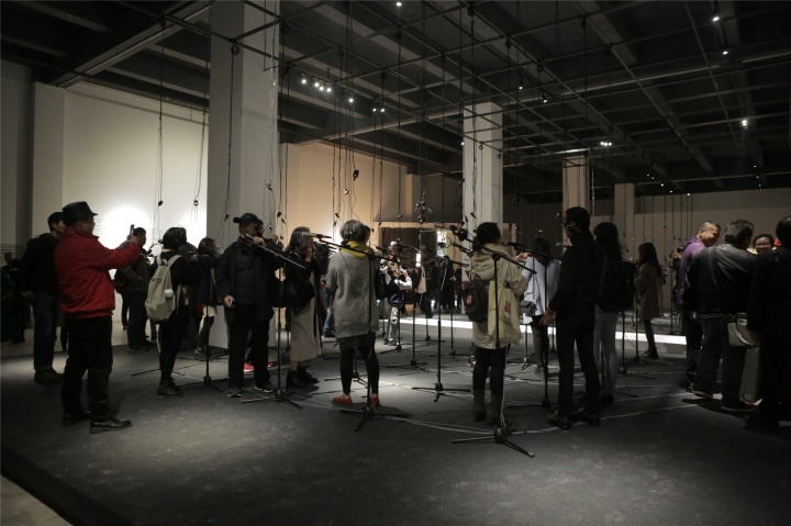 观众与作品《艺术史》互动
观众与作品《艺术史》互动