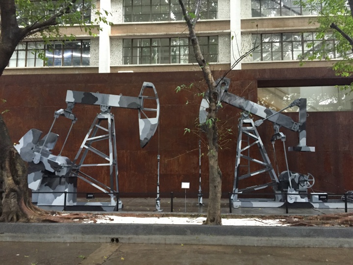 展厅之外,伫立在雨中的《磕头机》
展厅之外,伫立在雨中的《磕头机》