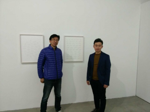 董大为与艺术家王兴伟在作品前
董大为与艺术家王兴伟在作品前