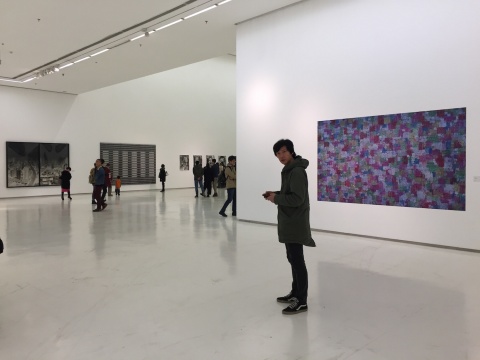 主题展单元展览现场,右为王庆松2009年作品《大败战场》
主题展单元展览现场,右为王庆松2009年作品《大败战场》