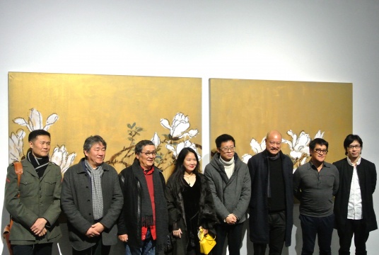 叶永青（右三）、策展人杭春晓（右四）及开幕式到场嘉宾与艺术家

