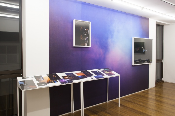 蓝紫色的背景墙展览现场带来一丝神秘的气息
