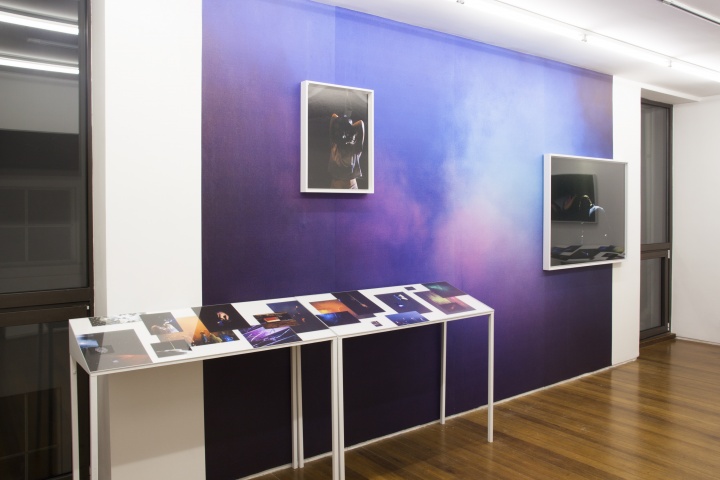 蓝紫色的背景墙展览现场带来一丝神秘的气息
蓝紫色的背景墙展览现场带来一丝神秘的气息