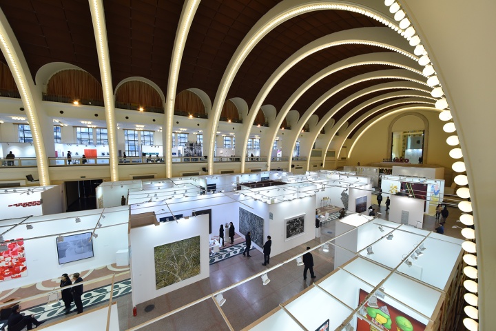 近百平米的展位 给予了画廊足够的空间来展示带来的艺术家作品
近百平米的展位 给予了画廊足够的空间来展示带来的艺术家作品