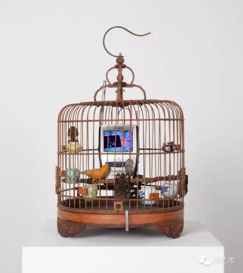 白南准 《Cage in cage》 45x27x27cm 综合材料 1996
白南准 《Cage in cage》 45x27x27cm 综合材料 1996