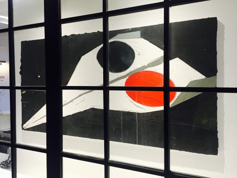 从画廊外面的橱窗看这件“战斗机”的作品 《Aero》 布面油画 190 x 130 cm 2015
从画廊外面的橱窗看这件“战斗机”的作品 《Aero》 布面油画 190 x 130 cm 2015