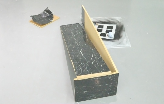 何意达  《拆包内部 - Bleek》  25 x 80 x 150 cm  密度板,PVC贴面,喷漆、塑料布,大理石,雨花石   2015
