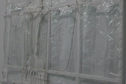 何意达  《挂 - 白》局部   165 x 50 x 10 cm   PVC塑料,漆,不锈钢链子,铝箔,胶带,热缩膜   2015
