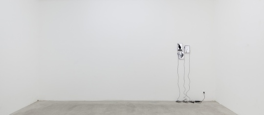 《Untitled-0,Untitled-2,Untitled》 16×24×3.4cm 约0400 视频装置 LCD显示器、亚克力组件 2015 图/JJYPHOTO 《Untitled-0,Untitled-2,Untitled》 16×24×3.4cm 约0400 视频装置 LCD显示器、亚克力组件 2015 图/JJYPHOTO