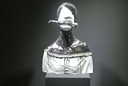 《梦见你》 58×43×21cm 玻璃钢、纸粘土 2015 《梦见你》 58×43×21cm 玻璃钢、纸粘土 2015