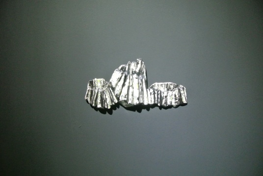 《山1》19×40.5×3.5cm 玻璃钢着色 1/5版 2014 《山1》19×40.5×3.5cm 玻璃钢着色 1/5版 2014