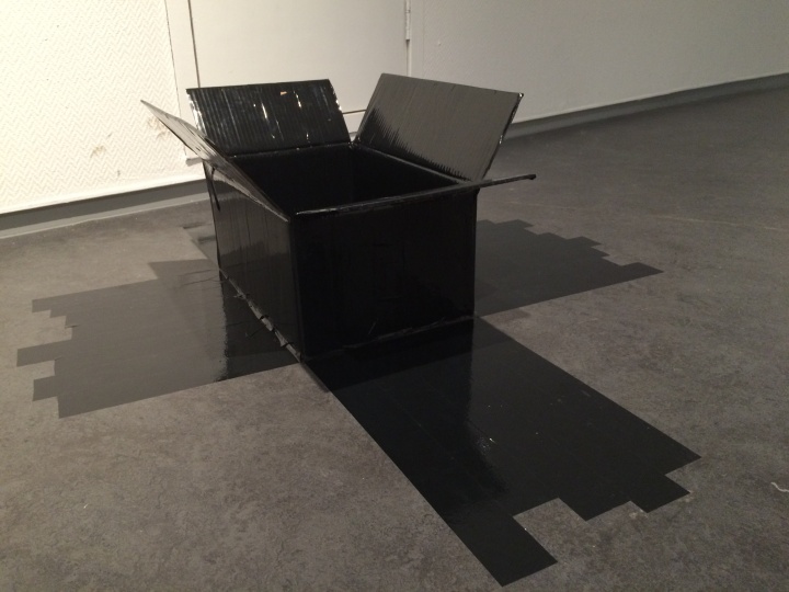 文豪在现场用纸箱和黑色胶带即兴创作的《黑色的维度》
