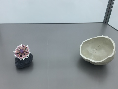 2011 年王墒在北京王府井的金宝街开设了第一家珠宝品牌店。在经营自己品牌的同时,也扮演着一个宝石经销商的角色。
2011 年王墒在北京王府井的金宝街开设了第一家珠宝品牌店。在经营自己品牌的同时,也扮演着一个宝石经销商的角色。