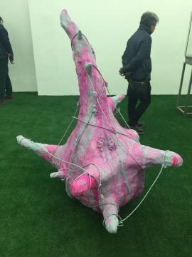 展厅的人造草皮上,陈列着造型奇特、颜色鲜艳的雕塑
展厅的人造草皮上,陈列着造型奇特、颜色鲜艳的雕塑