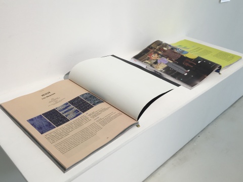 西塞尔·图拉斯与《艺术界》合作的项目，杂志最后有一页特殊的纸张，摩擦后气味便会散发
