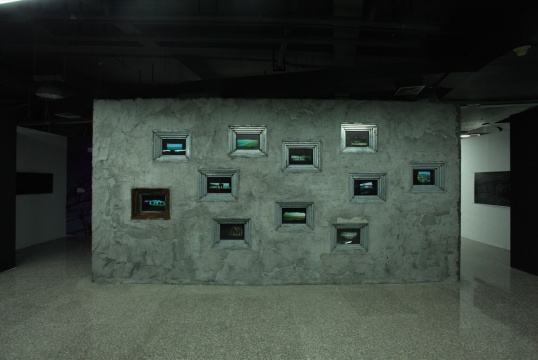 沈晓闽《碉堡》胶片摄影,灯箱装置, 行为 尺寸可变 2009 至今