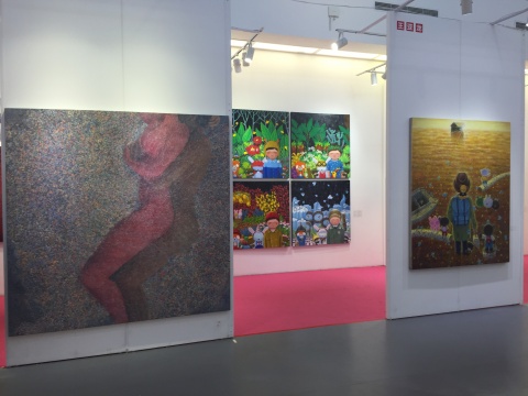 艺术家张佳颖的作品（左）与艺术家王亚龙的作品展区一角
