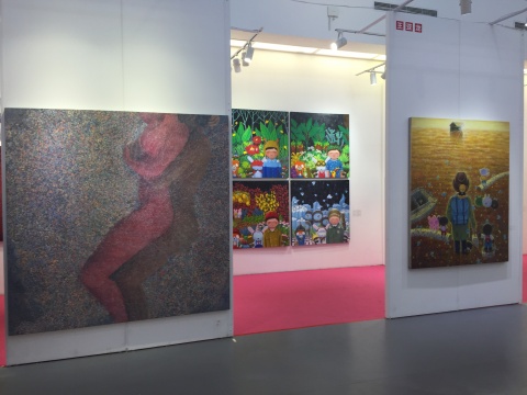 艺术家张佳颖的作品(左)与艺术家王亚龙的作品展区一角
艺术家张佳颖的作品(左)与艺术家王亚龙的作品展区一角