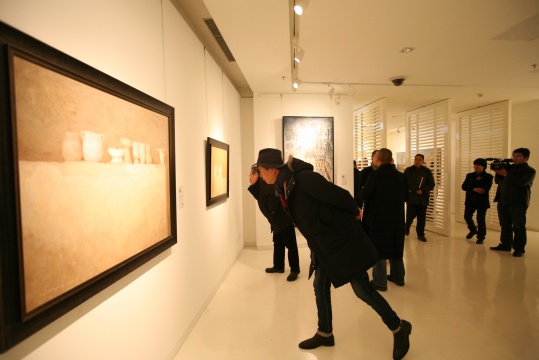 空间现场观众与作品近距离接触
空间现场观众与作品近距离接触