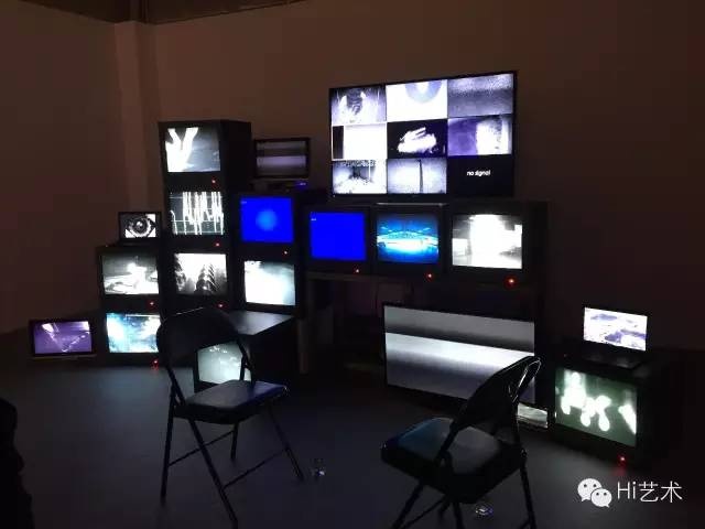 杨健2015年作品《世界监控器——末日已经开始,只是没有坏事发生》
杨健2015年作品《世界监控器——末日已经开始,只是没有坏事发生》