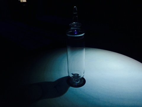 傅冬霆《产地乌托邦》，随着光的移动，瓶身的投影变换不同的造型
