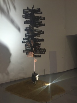松泌 《路》 140×130×382cm 铸铜、铁 2014
松泌 《路》 140×130×382cm 铸铜、铁 2014