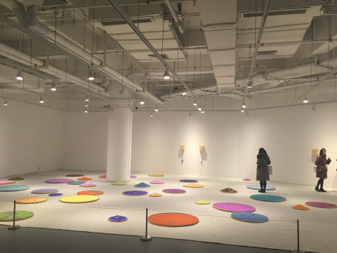 观众在现场观看郑江的作品《蟲》(chóng)
观众在现场观看郑江的作品《蟲》(chóng)