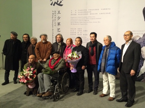 “态——王少军艺术展”中央美术学院美术馆开幕合影,右四为艺术家王少军。 “态——王少军艺术展”中央美术学院美术馆开幕合影,右四为艺术家王少军。