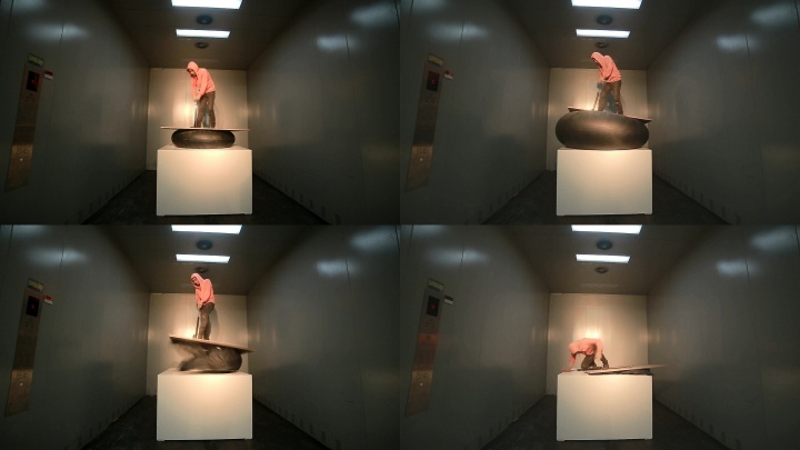 压力检测,行为纪录 单频录像,65′00″, 2015
压力检测,行为纪录 单频录像,65′00″, 2015