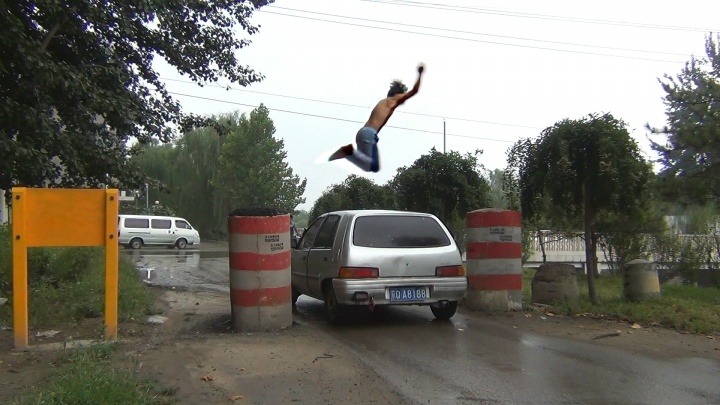 跳远练习,行为纪录 单频录像,6′17″,2015
跳远练习,行为纪录 单频录像,6′17″,2015
