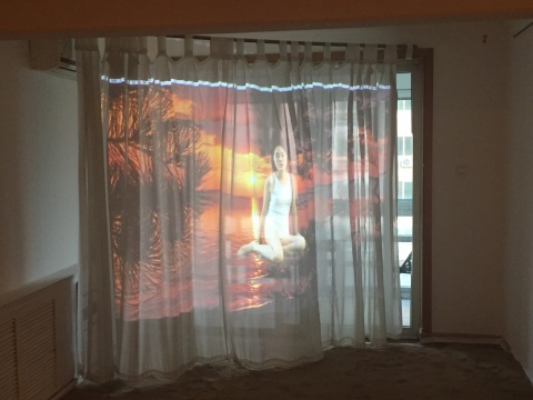 投影在窗帘上的视频,也有海的元素
投影在窗帘上的视频,也有海的元素