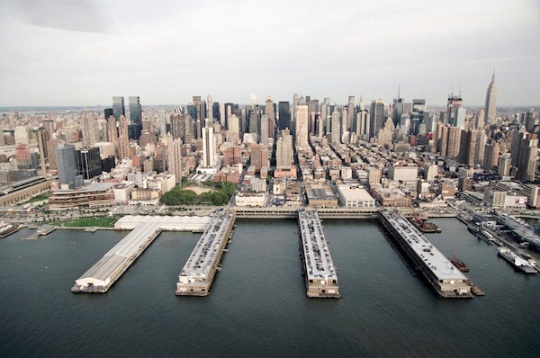 军械库艺博会举办地,纽约曼哈顿92和94号码头(Pier 92 & 94)俯瞰景象
图片:军械库艺术博览会
军械库艺博会举办地,纽约曼哈顿92和94号码头(Pier 92 & 94)俯瞰景象
图片:军械库艺术博览会