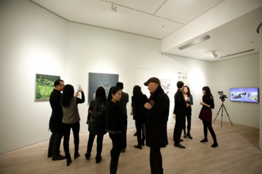 展览现场观众与艺术家交流
展览现场观众与艺术家交流