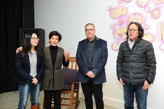 出席开幕式的艺术家及嘉宾从左至右依次为:付晓洁、艺术8创始人佳玥、中央美术学院、巴黎高等美术学院教授托尼·布朗、艺术家徐冰
出席开幕式的艺术家及嘉宾从左至右依次为:付晓洁、艺术8创始人佳玥、中央美术学院、巴黎高等美术学院教授托尼·布朗、艺术家徐冰