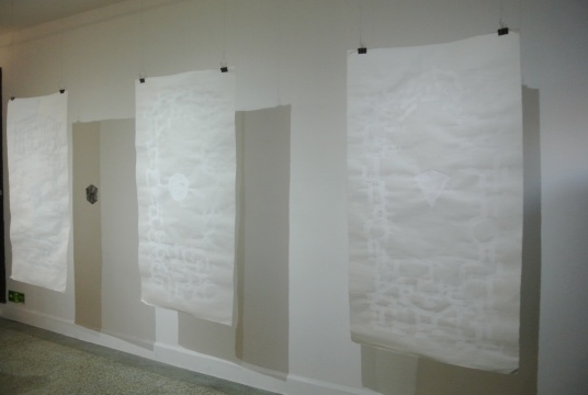 《窗的印记》 170 x 97cm x 3 皮纸,国画白,炭笔 2015
《窗的印记》 170 x 97cm x 3 皮纸,国画白,炭笔 2015