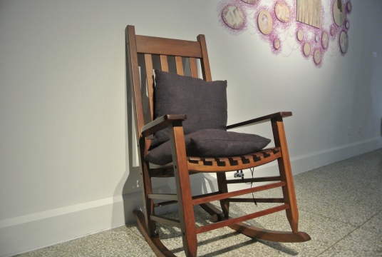 《害羞的椅子》116×52×50cm 实木摇椅,超声波感应器,
电路板编程 2015
《害羞的椅子》116×52×50cm 实木摇椅,超声波感应器,
电路板编程 2015