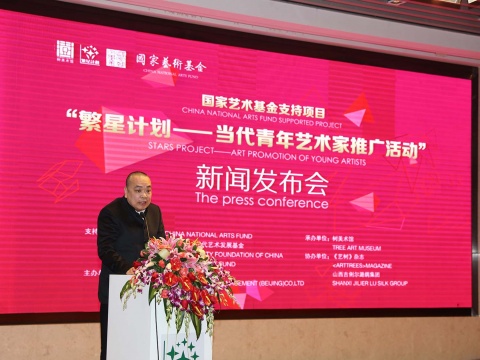 华侨公益基金会秘书长何继宁于新闻发布会现场发布演讲 华侨公益基金会秘书长何继宁于新闻发布会现场发布演讲