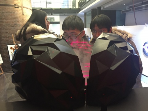 观众与《发光的信息》互动
观众与《发光的信息》互动